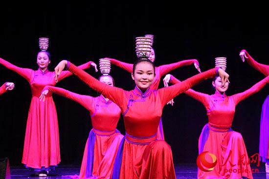 內(nèi)蒙古藝術(shù)學(xué)院舞蹈演員表演的群舞《祝?！防_了“草原之聲”演出的帷幕。